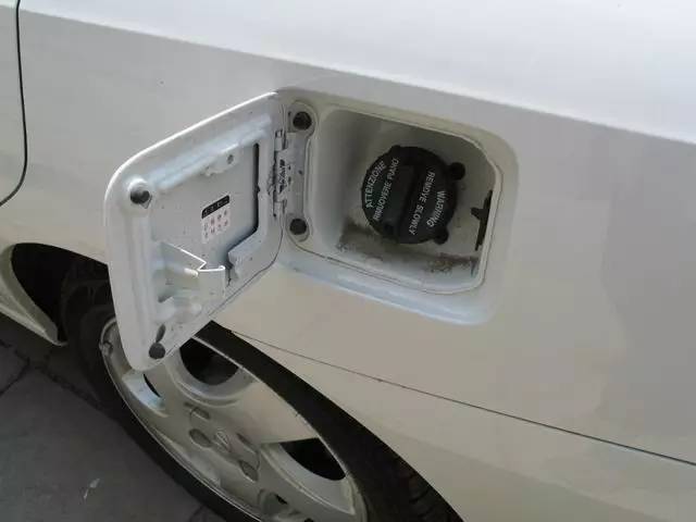 汽车加油口有的在左边有的在右边,这是为什么?