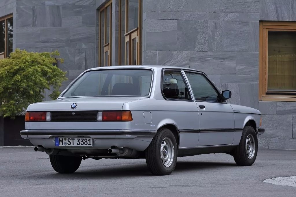 汽车资讯 >正文宝马3系是基于bmw 2002打造而来的一款两门轿车.